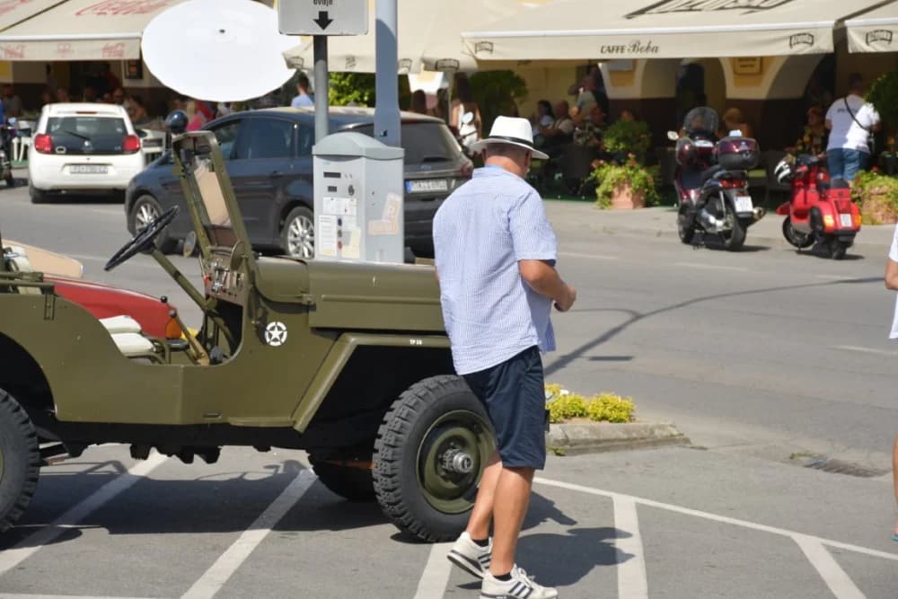 Karavana oldtimer vozila boravila u Požegi /FOTO/