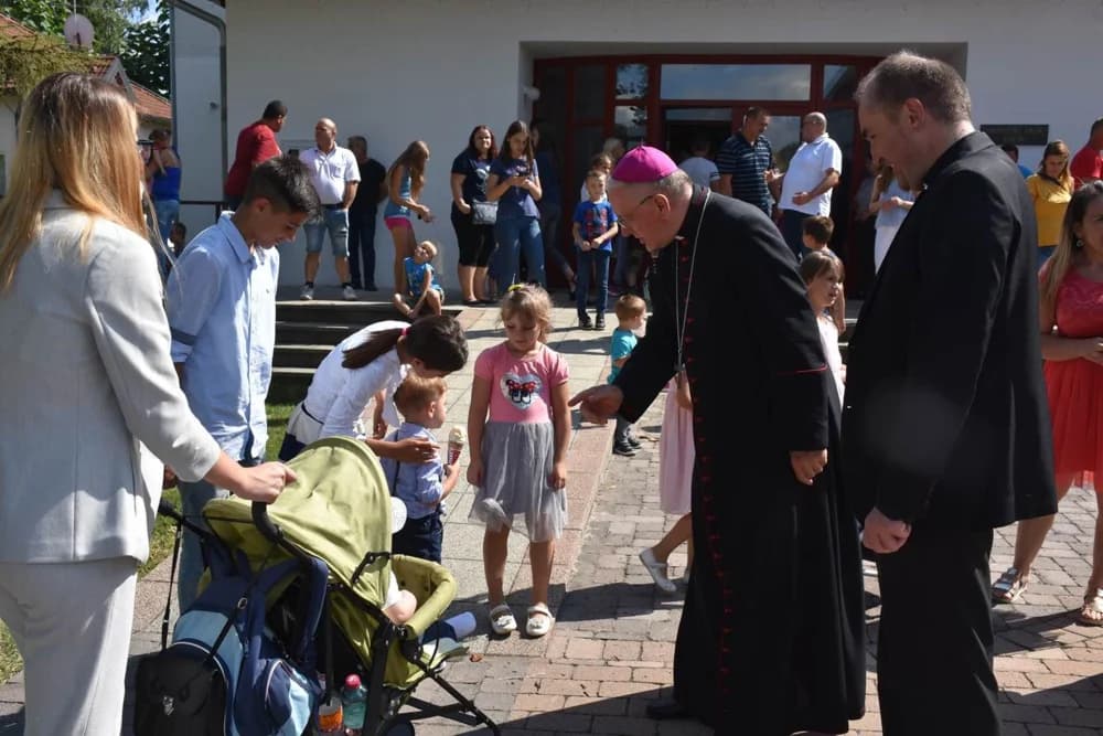 Požeška biskupija financijski pomogla na počerltku školske godine obitelji s brijnom djecom