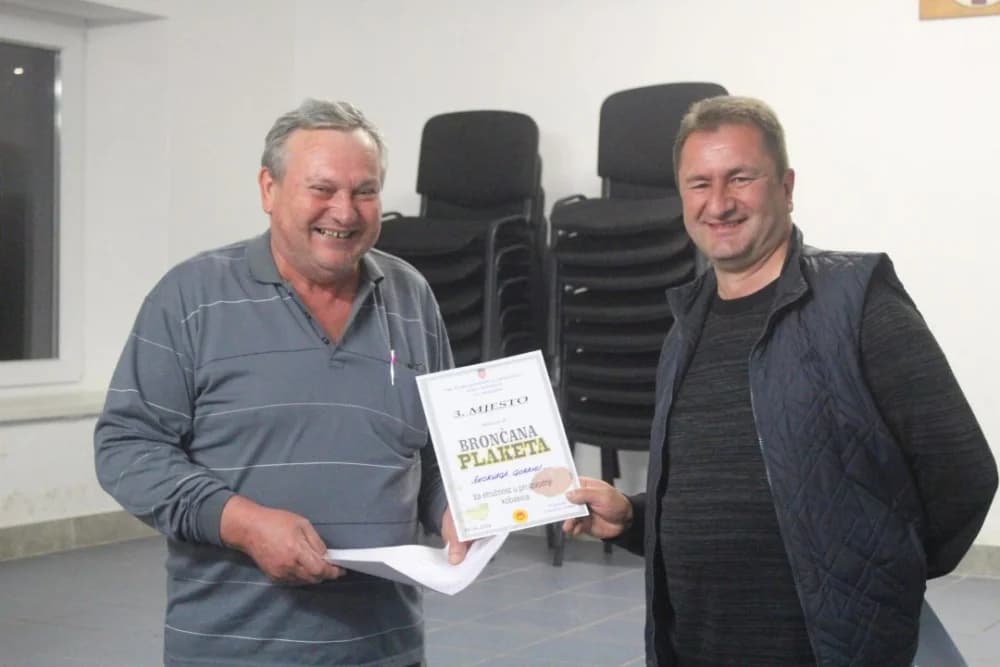 Najbolja kobasica na ocjenjivanju u Lukaču od Željka Raiča, bijelo vino Matije Papratovića, crno Josipa Mitrovića