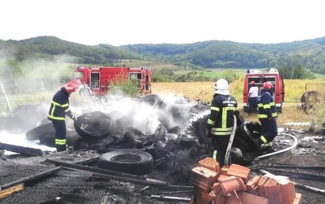 [FOTO] POŽAR U SVILNI: Poslije olujnog nevremena, najveća intervencija pleterničkih, bučkih i gradačkih vatrogasaca
