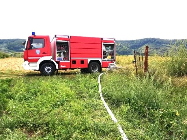 [FOTO] POŽAR U SVILNI: Poslije olujnog nevremena, najveća intervencija pleterničkih, bučkih i gradačkih vatrogasaca