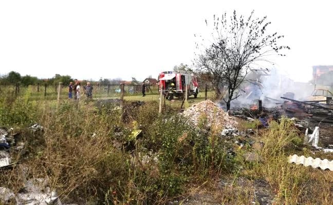 [FOTO] POŽAR U SVILNI: Poslije olujnog nevremena, najveća intervencija pleterničkih, bučkih i gradačkih vatrogasaca