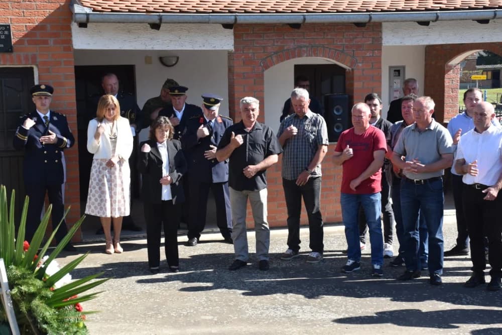 Povodom Dana općine Čaglin položeni vijenci i zapaljene svijeće u čast svim poginulim i preminulim braniteljima te žiteljima iz tog kraja