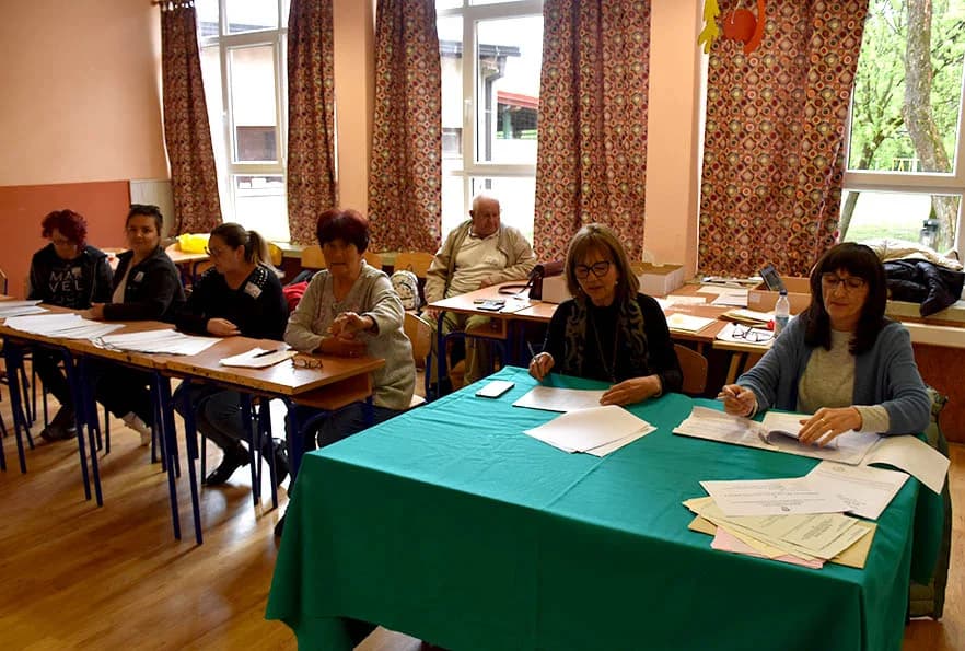 (FOTO) Građani od ranog jutra izlaze na birališta diljem Požeštine