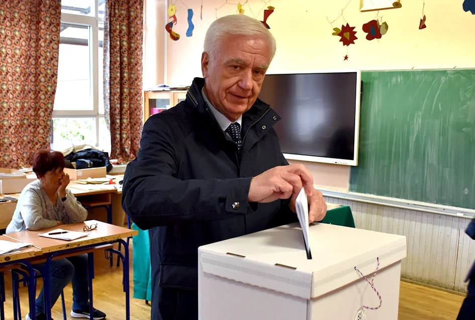 (FOTO) Građani od ranog jutra izlaze na birališta diljem Požeštine