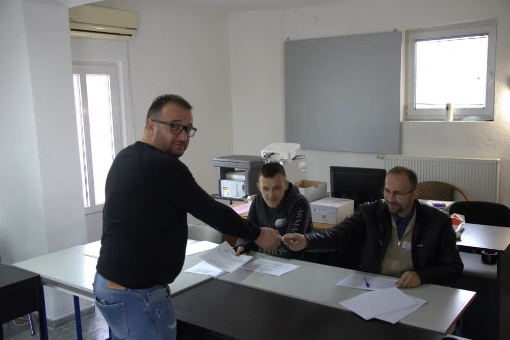 (FOTO) Građani od ranog jutra izlaze na birališta diljem Požeštine