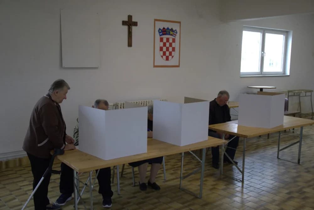 (FOTO) Građani od ranog jutra izlaze na birališta diljem Požeštine