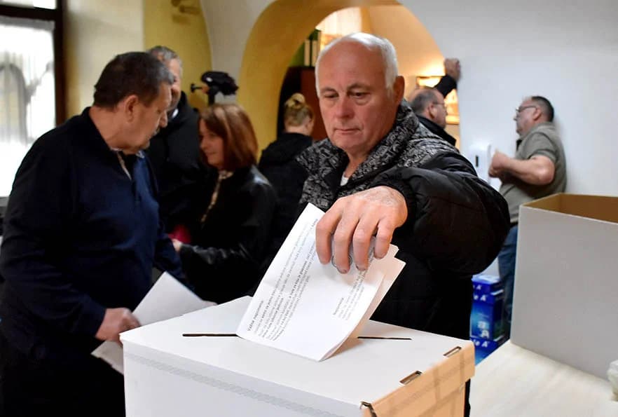 (FOTO) Građani od ranog jutra izlaze na birališta diljem Požeštine