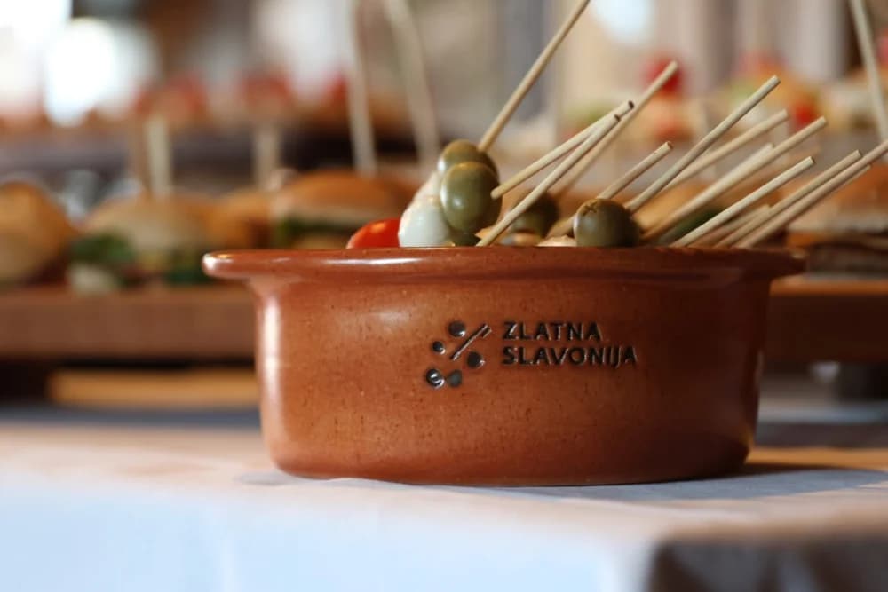 (FOTO) Tko je u Zlatnom Lugu na Wine&Paintu stvorio „remek djelo“ i pokazao svoja slikarska umijeća!?