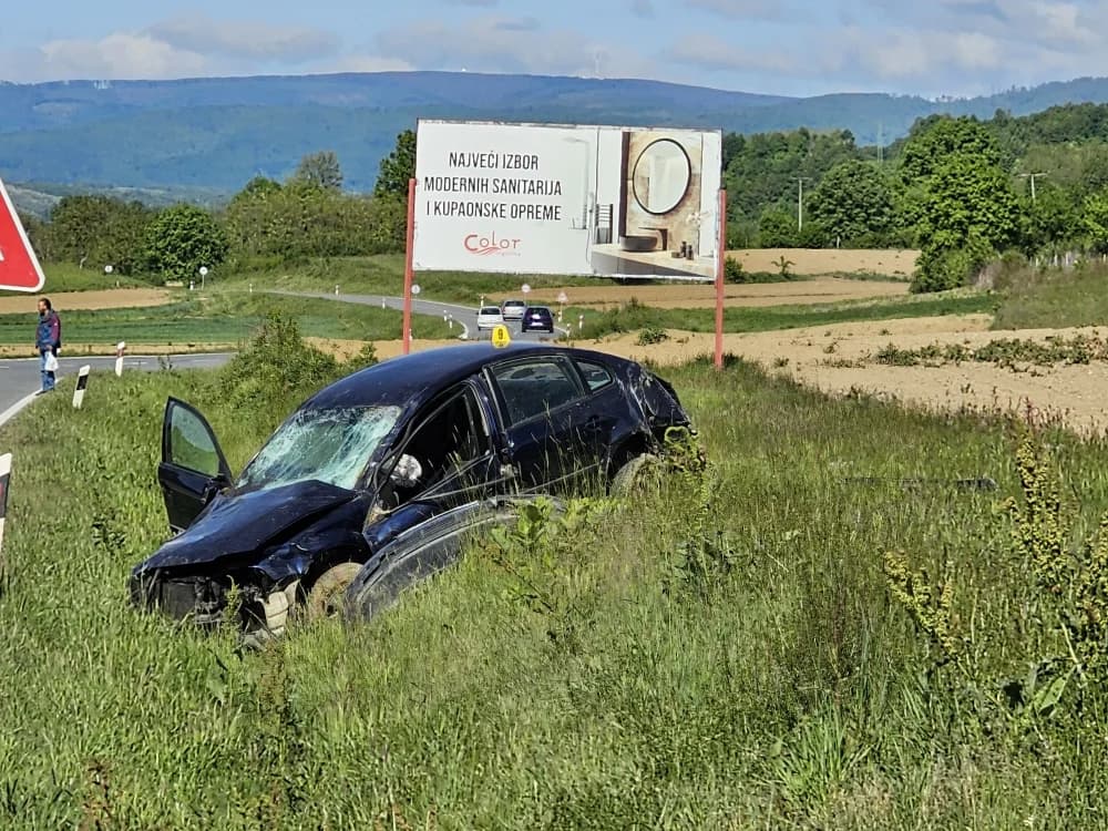 Ozlijeđena mlada vozačica pri slijetanju u putni kanal [FOTO]