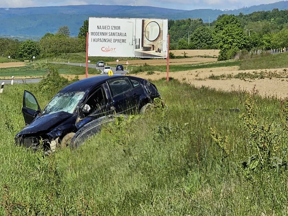 Ozlijeđena mlada vozačica pri slijetanju u putni kanal [FOTO]