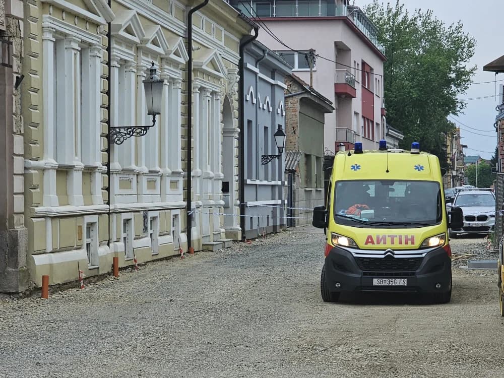 Ubojstvo u centru Sl. Broda: Na terenu hitna i policija