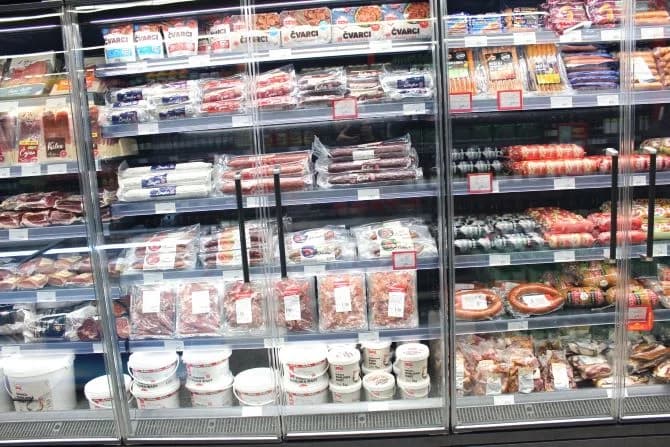 Otvorena velika Pivac market-mesnica u Pleternici, a sretni 300. kupac osvojio dalmatinski pršut