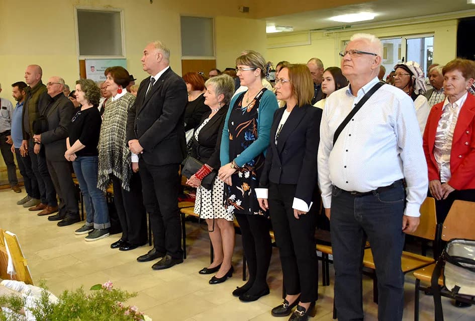 ŽIVE STARI NAPJEVI: Izvorno pjevanje foklornih skupina požeškog kraja, a gosti iz Gundinaca