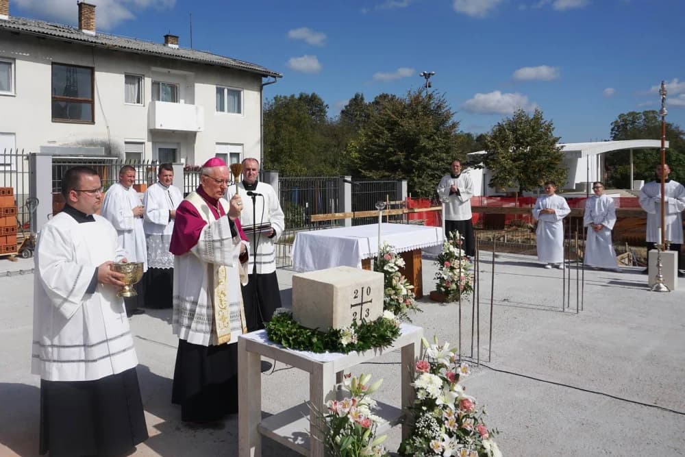 Biskup Škvorčević blagoslovio i položio kamen temeljac za Pastoralni centar u Voćinu