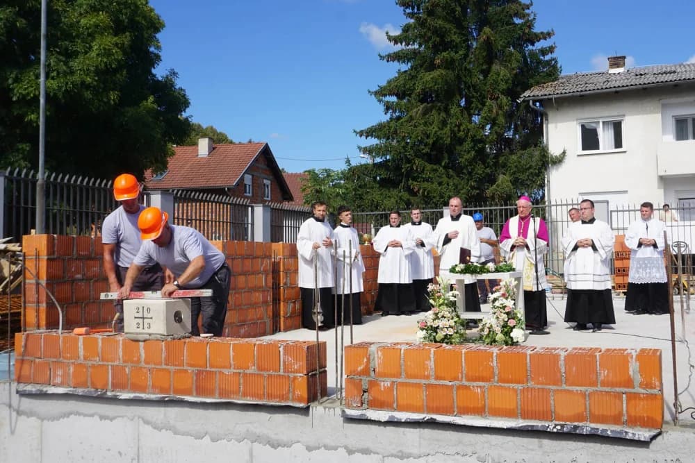 Biskup Škvorčević blagoslovio i položio kamen temeljac za Pastoralni centar u Voćinu