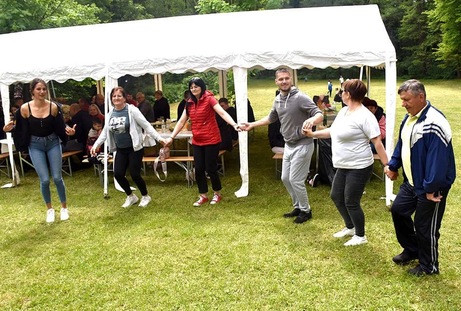 Radnici Plamena proslavili svoj praznik u prirodi uz glazbu i domaće specijalitete