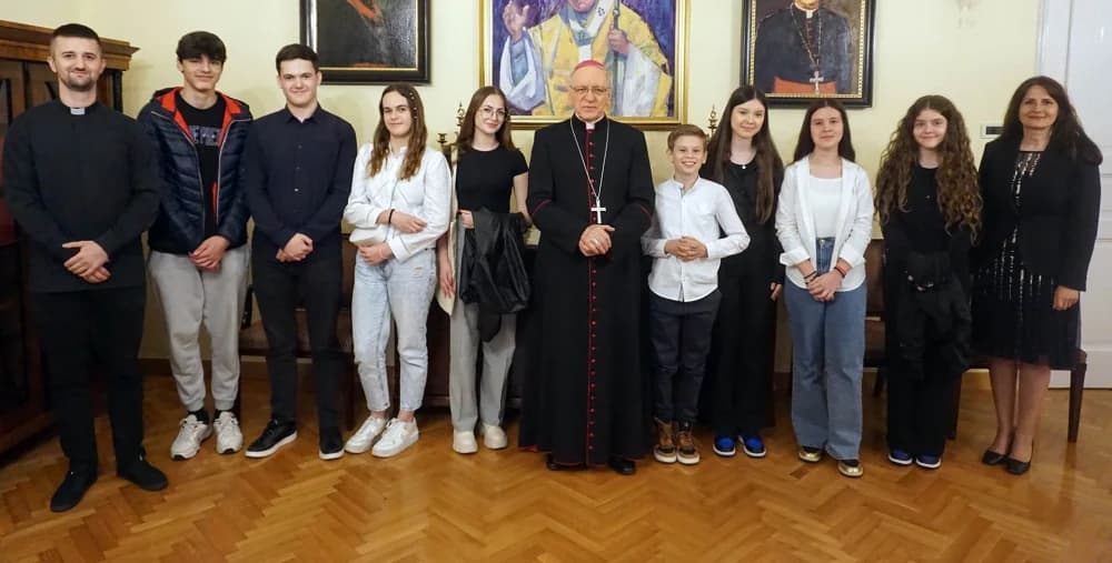 BISKUP ŠKVORČEVIĆ PRIMIO NACIONALNE POBJEDNIKE VJERONAUČNE OLIMPIJADE