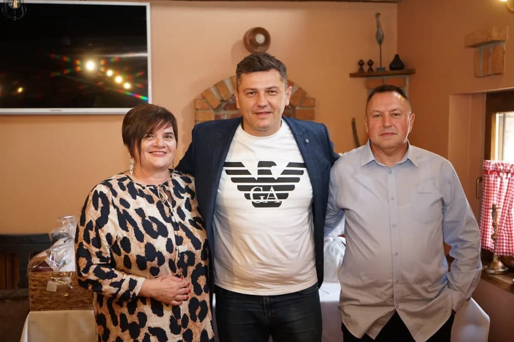 NISU GA OČEKIVALI: Sve popularniji slavonski pjevač Ivan Štivić bio gost iznenađenja požeškom paru uz jubilej braka