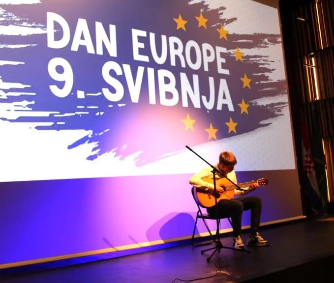 (FOTOGALERIJA) UZ DAN EUROPE: U Pleternici održana revija učeničkog stvaralaštva