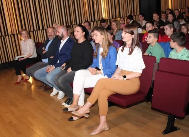 (FOTOGALERIJA) UZ DAN EUROPE: U Pleternici održana revija učeničkog stvaralaštva