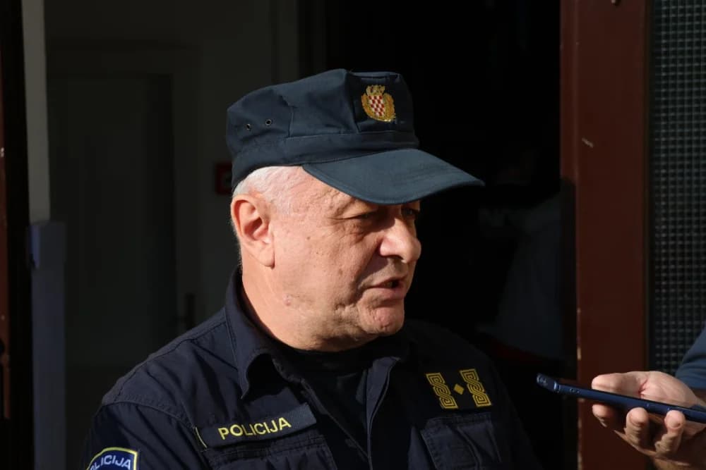Poštijte naše znakoveʼ: Edukcija prvašića o sigurnosti u prometu /FOTO/