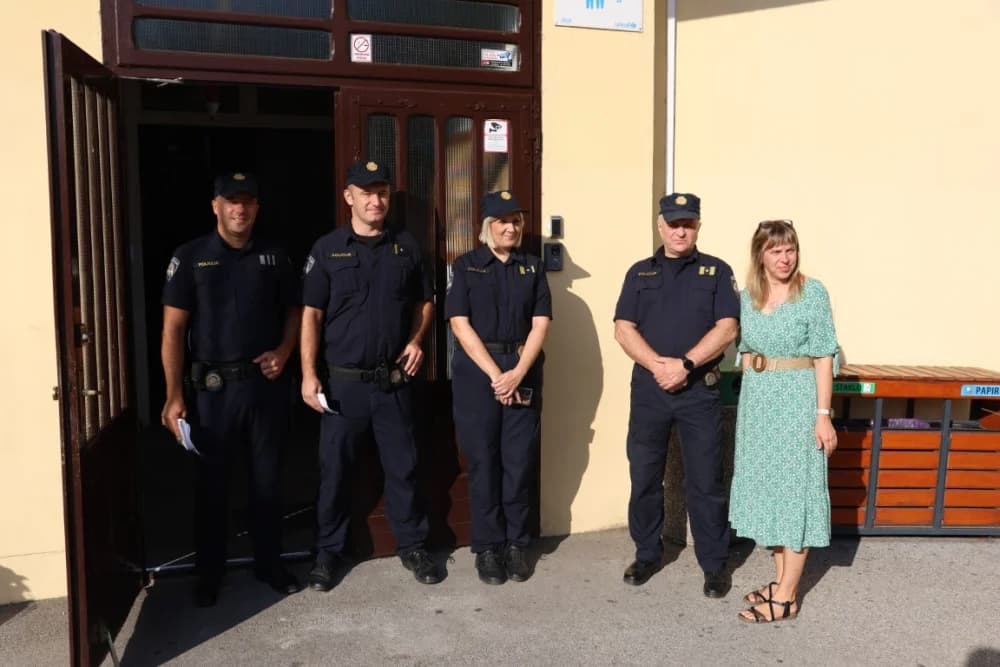 Poštijte naše znakoveʼ: Edukcija prvašića o sigurnosti u prometu /FOTO/