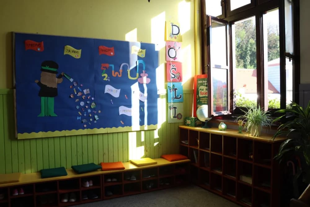 Poštijte naše znakoveʼ: Edukcija prvašića o sigurnosti u prometu /FOTO/
