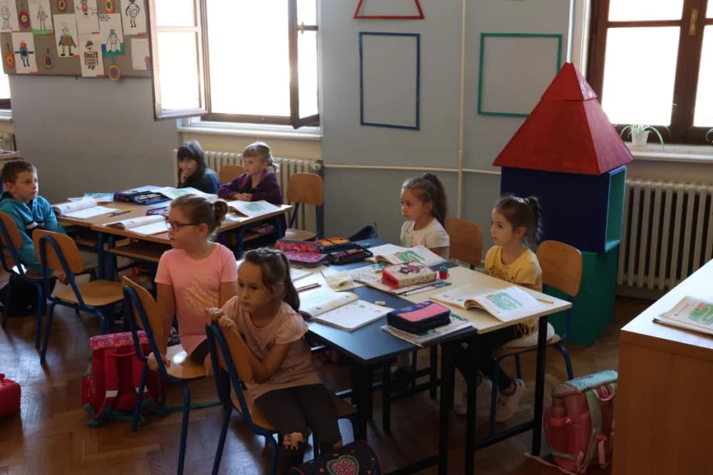 Poštijte naše znakoveʼ: Edukcija prvašića o sigurnosti u prometu /FOTO/