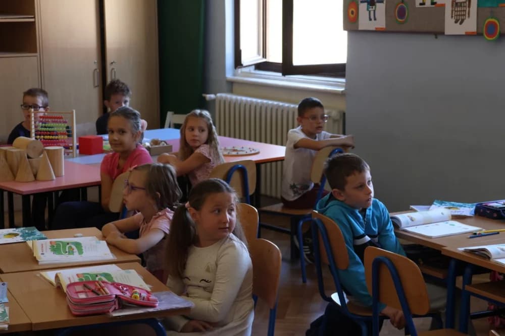 Poštijte naše znakoveʼ: Edukcija prvašića o sigurnosti u prometu /FOTO/
