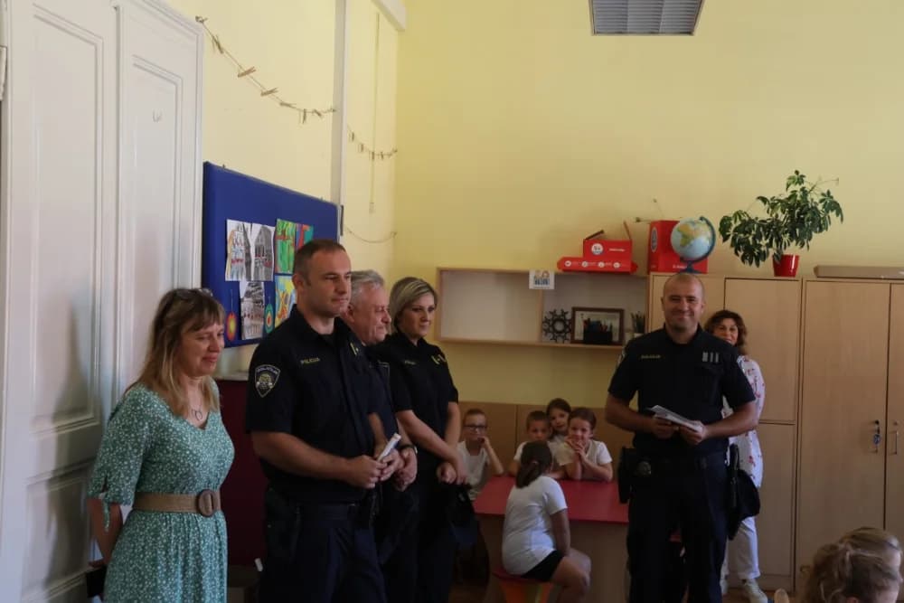 Poštijte naše znakoveʼ: Edukcija prvašića o sigurnosti u prometu /FOTO/