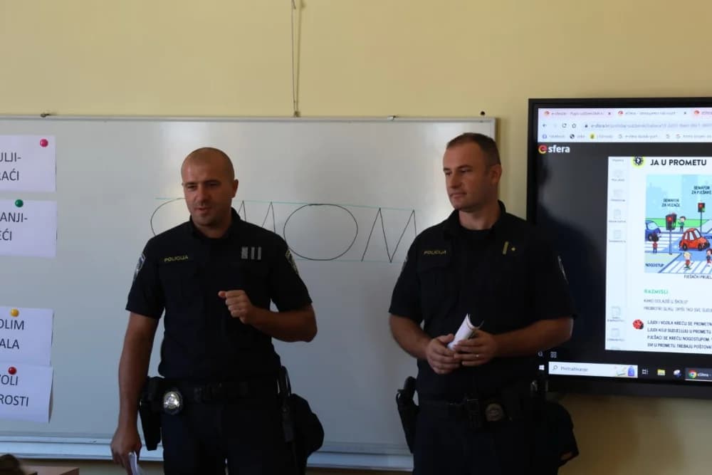 Poštijte naše znakoveʼ: Edukcija prvašića o sigurnosti u prometu /FOTO/