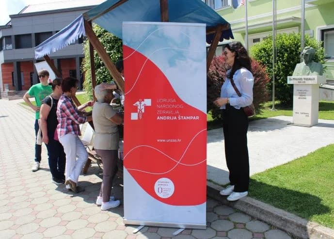 (FOTO) ŠTAMPAROVI DANI: U Pleternici ispred Gradske kuće održana javnozdravstvena akcija