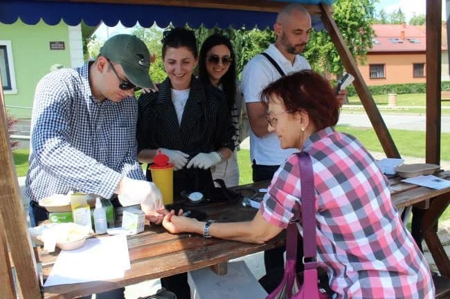 (FOTO) ŠTAMPAROVI DANI: U Pleternici ispred Gradske kuće održana javnozdravstvena akcija