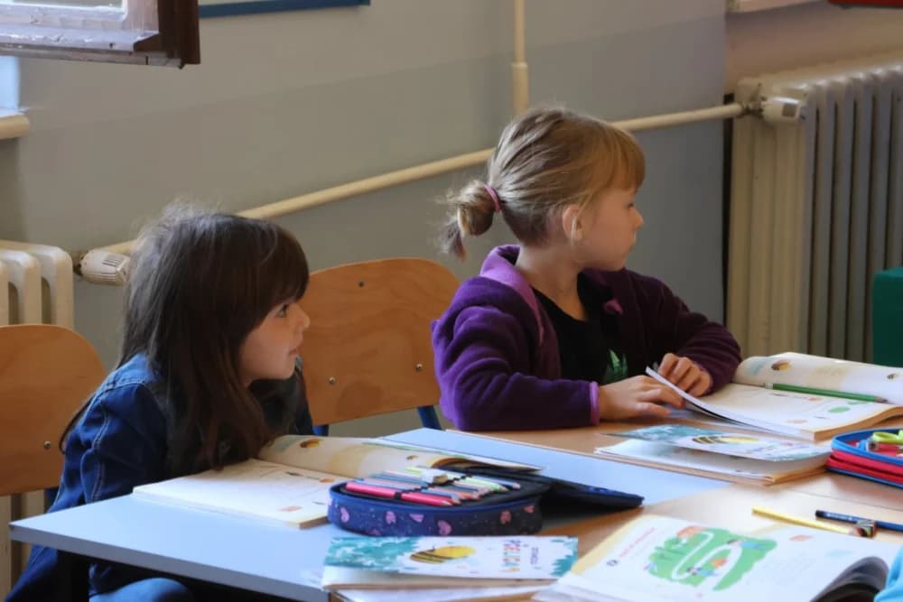Poštijte naše znakoveʼ: Edukcija prvašića o sigurnosti u prometu /FOTO/