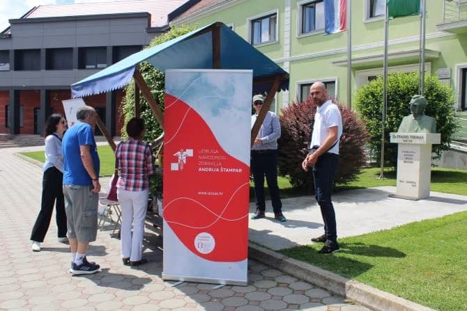 (FOTO) ŠTAMPAROVI DANI: U Pleternici ispred Gradske kuće održana javnozdravstvena akcija