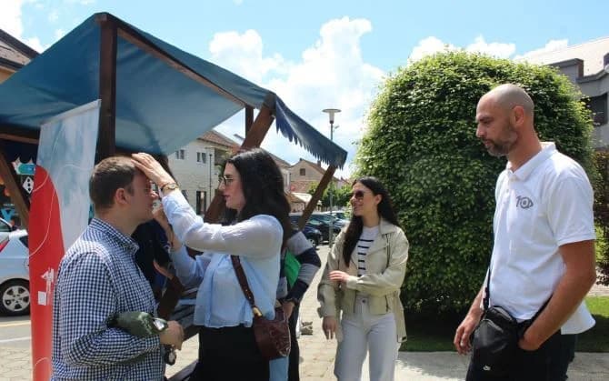 (FOTO) ŠTAMPAROVI DANI: U Pleternici ispred Gradske kuće održana javnozdravstvena akcija