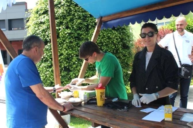 (FOTO) ŠTAMPAROVI DANI: U Pleternici ispred Gradske kuće održana javnozdravstvena akcija