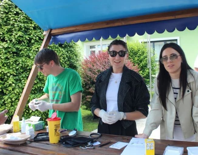 (FOTO) ŠTAMPAROVI DANI: U Pleternici ispred Gradske kuće održana javnozdravstvena akcija