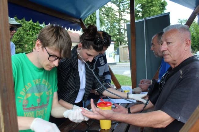 (FOTO) ŠTAMPAROVI DANI: U Pleternici ispred Gradske kuće održana javnozdravstvena akcija