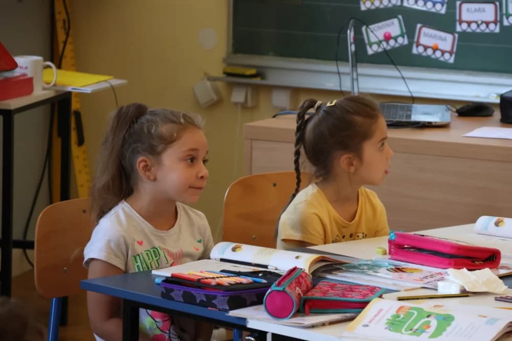 Poštijte naše znakoveʼ: Edukcija prvašića o sigurnosti u prometu /FOTO/