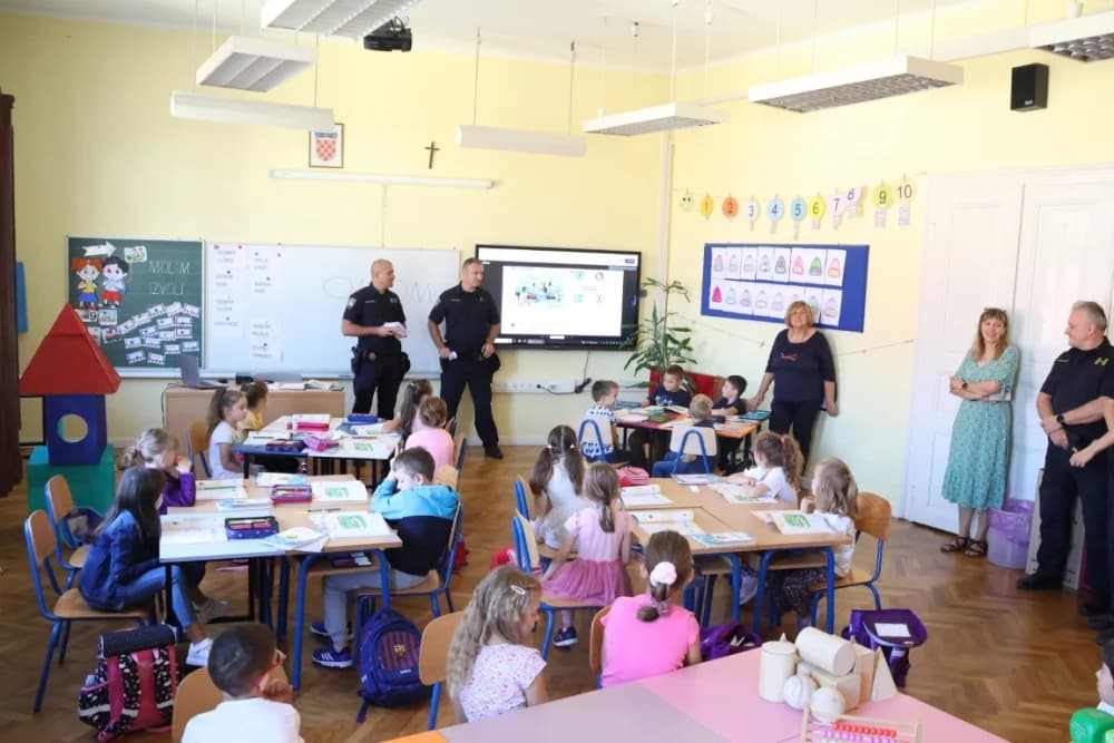 Poštijte naše znakoveʼ: Edukcija prvašića o sigurnosti u prometu /FOTO/