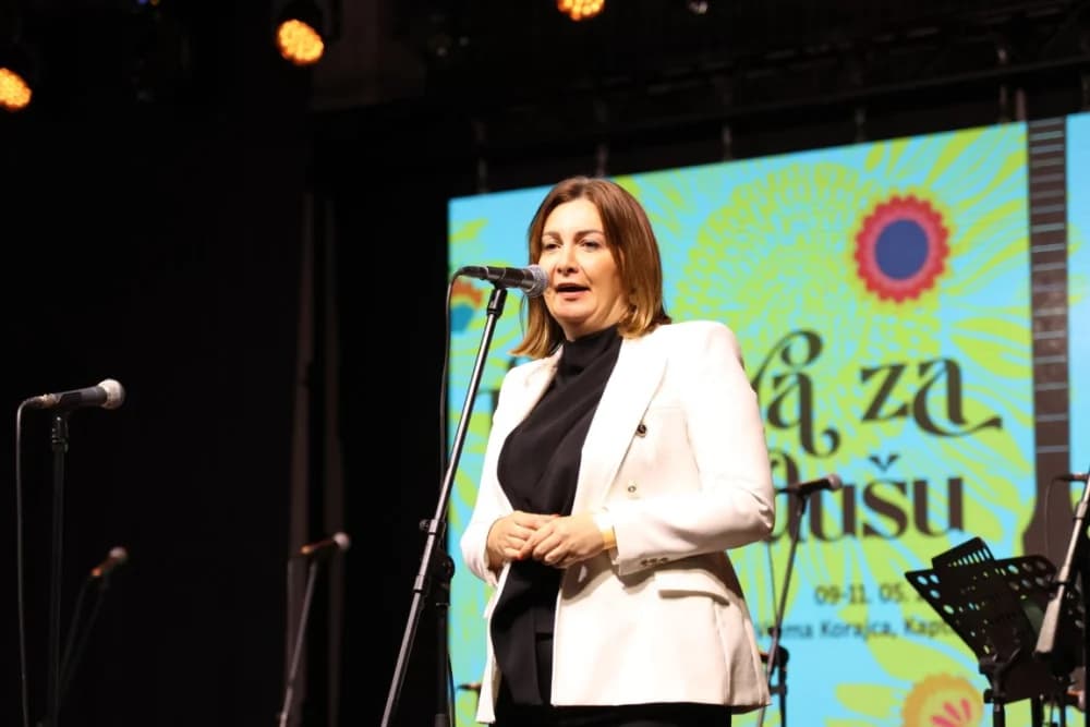(FOTO)Tamburaši Divne godine sa Mariannom Ilkiv pobjednici Zlatnog glasa Zlatne doline