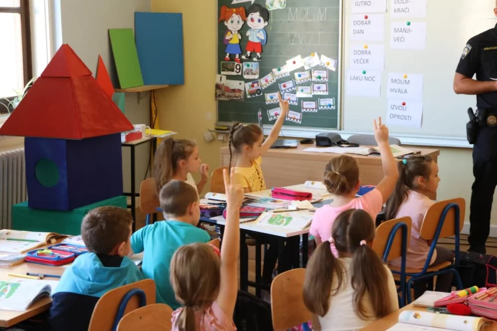 Poštijte naše znakoveʼ: Edukcija prvašića o sigurnosti u prometu /FOTO/