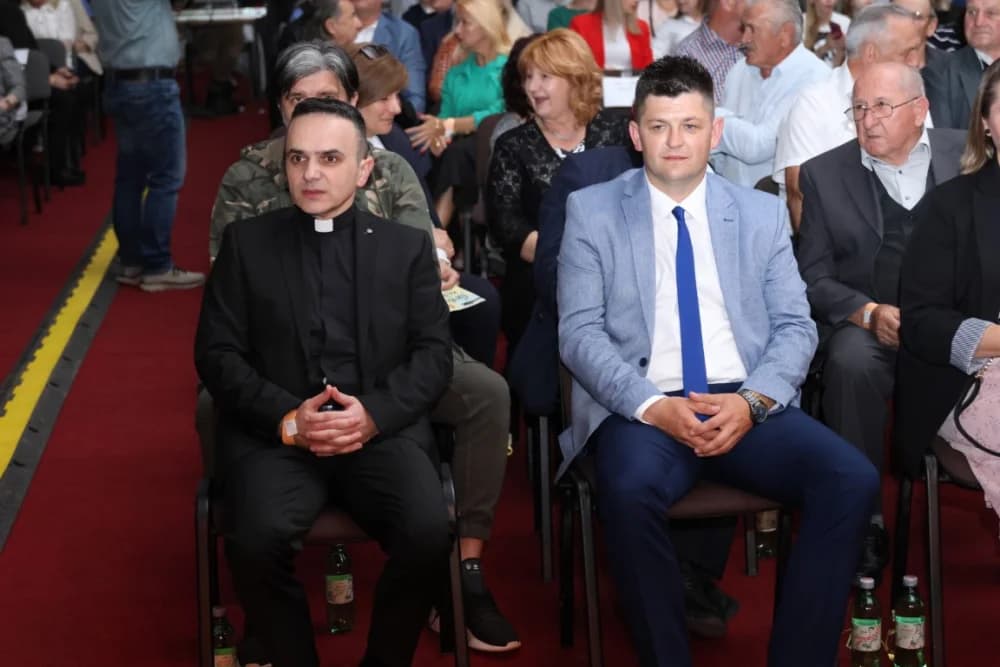 (FOTO)Tamburaši Divne godine sa Mariannom Ilkiv pobjednici Zlatnog glasa Zlatne doline