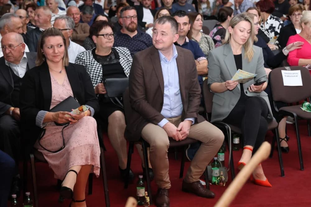 (FOTO)Tamburaši Divne godine sa Mariannom Ilkiv pobjednici Zlatnog glasa Zlatne doline