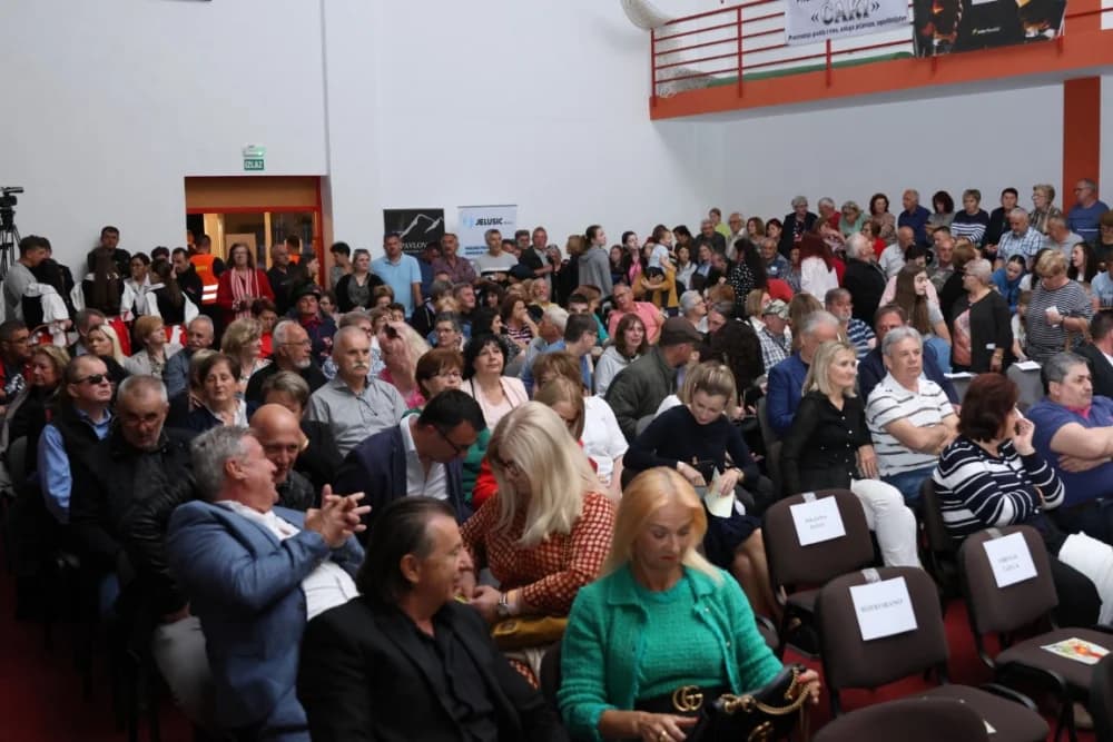 (FOTO)Tamburaši Divne godine sa Mariannom Ilkiv pobjednici Zlatnog glasa Zlatne doline