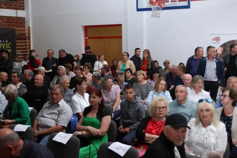 (FOTO)Tamburaši Divne godine sa Mariannom Ilkiv pobjednici Zlatnog glasa Zlatne doline
