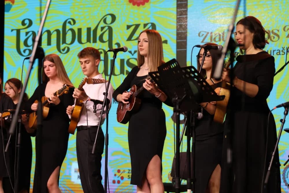 (FOTO)Tamburaši Divne godine sa Mariannom Ilkiv pobjednici Zlatnog glasa Zlatne doline