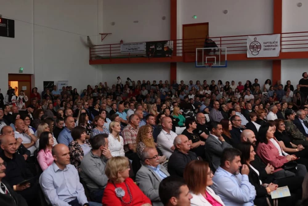 (FOTO)Tamburaši Divne godine sa Mariannom Ilkiv pobjednici Zlatnog glasa Zlatne doline